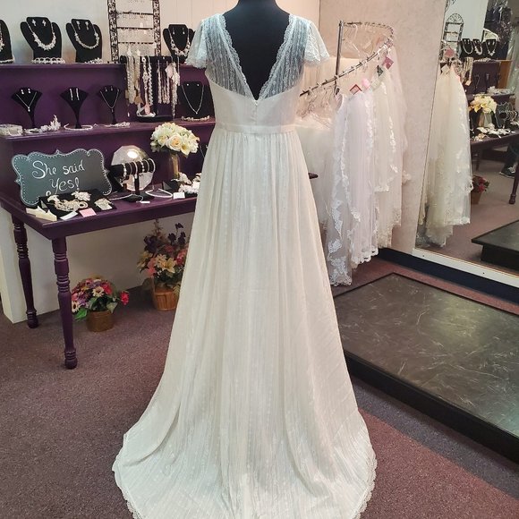 Bianco Evento FR42 Size 8 Cream Bridal/Wedding Gown - Picture 3 of 6